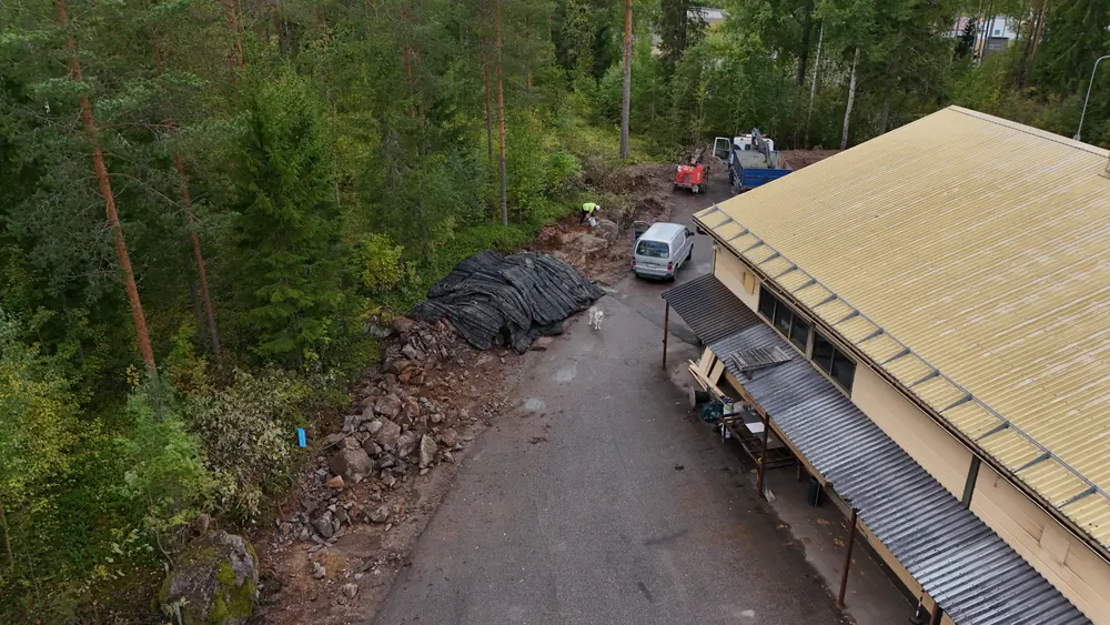 Ilmakuva louhintakohteesta hallin vieressä