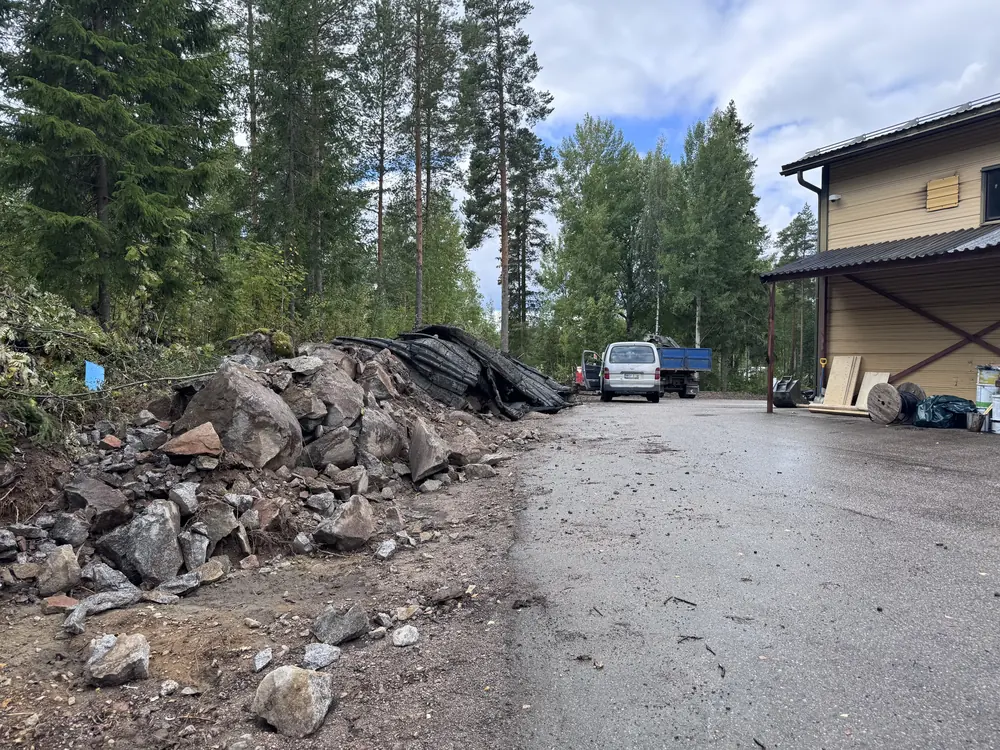 Louhittua kiveä ja räjäytysmattoja pihalla hallin vieressä