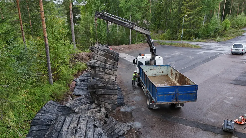 Nosturiauto nostaa räjäytysmattoja, ilmakuva