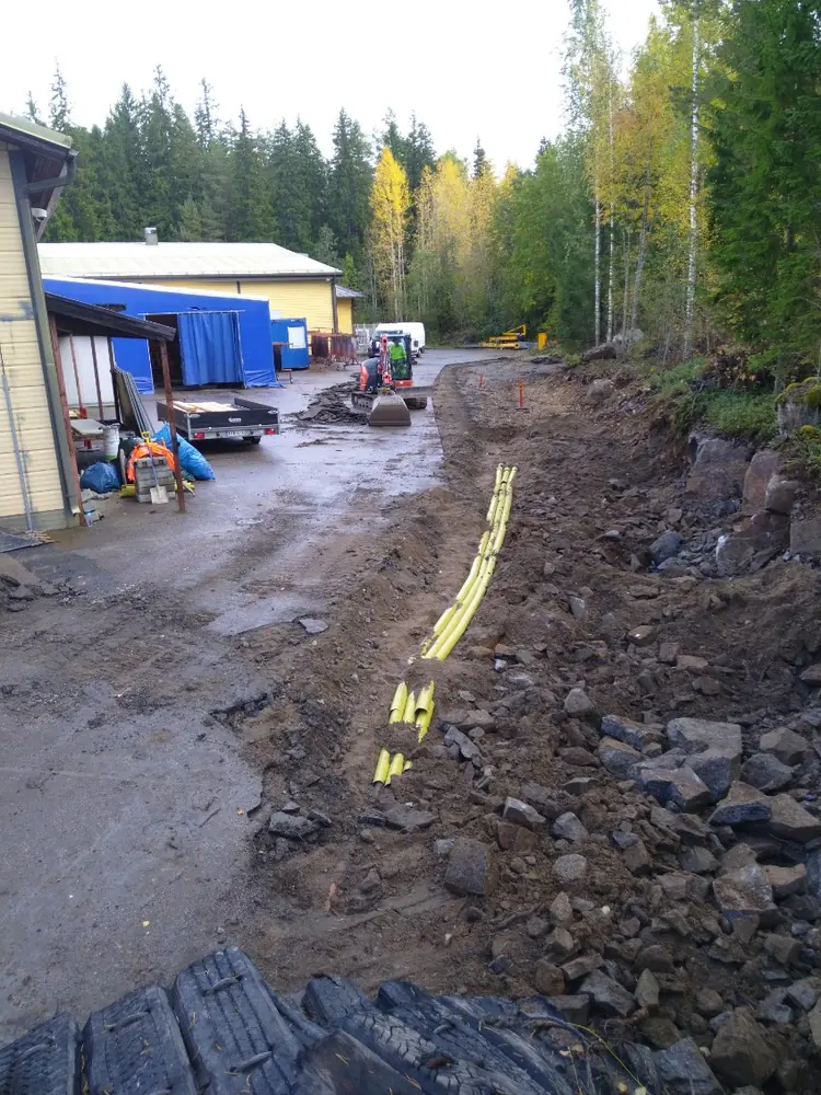 Kaapelit paikallaan louhitun kallion vieressä