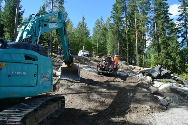 Kaivinkone ja poravaunu työmaalla