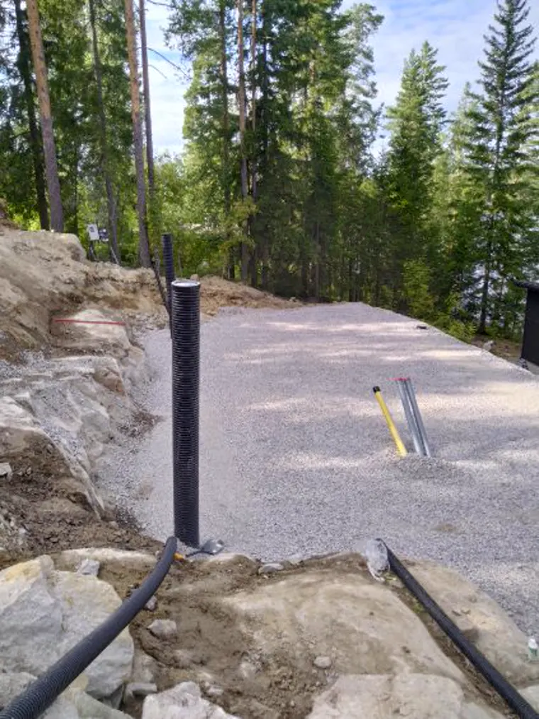 Valmistunut työmaa-alue sorapinnoitteella